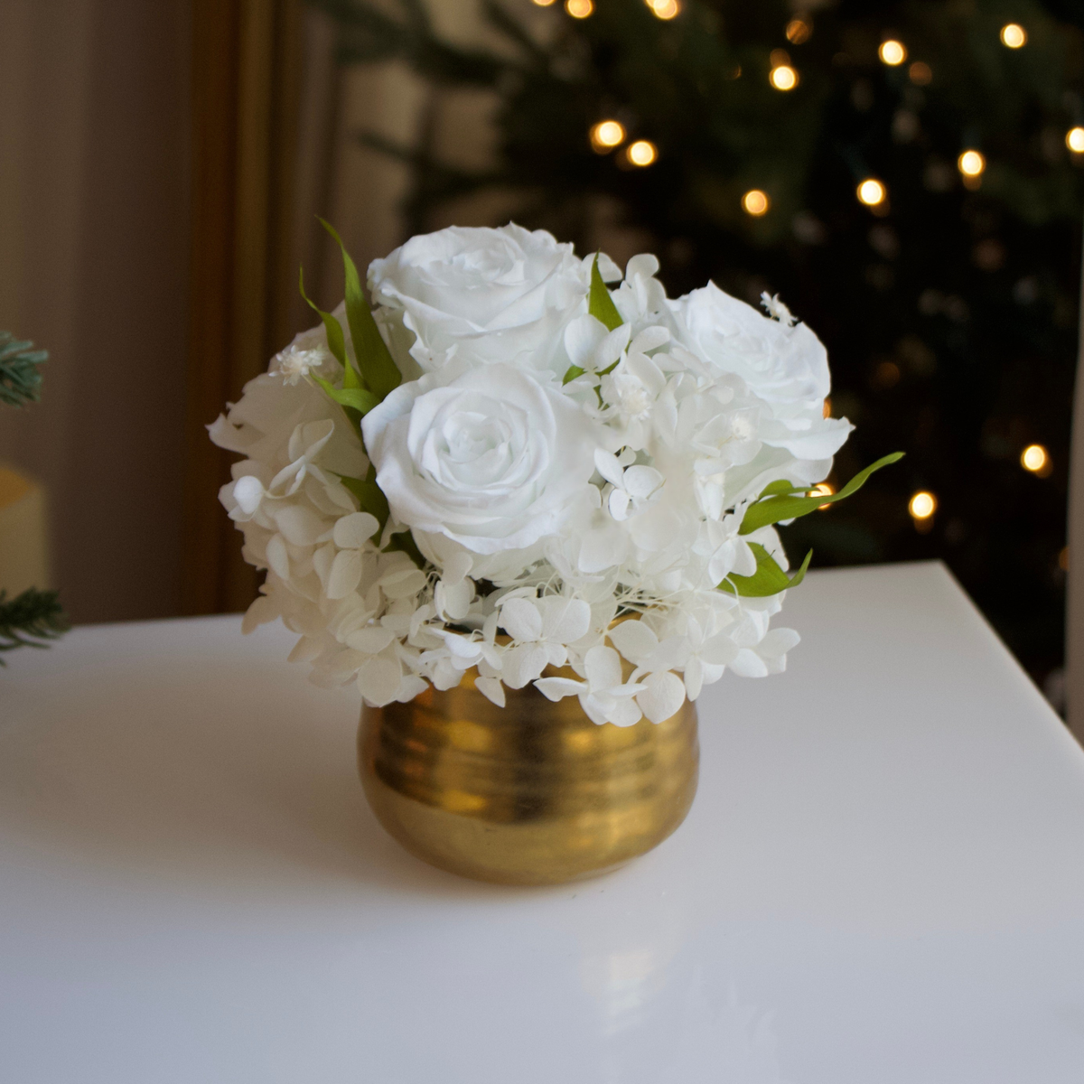 Eos Blooms Mini: White roses & hydrangeas in a gold vase with preserved, long-lasting flowers.