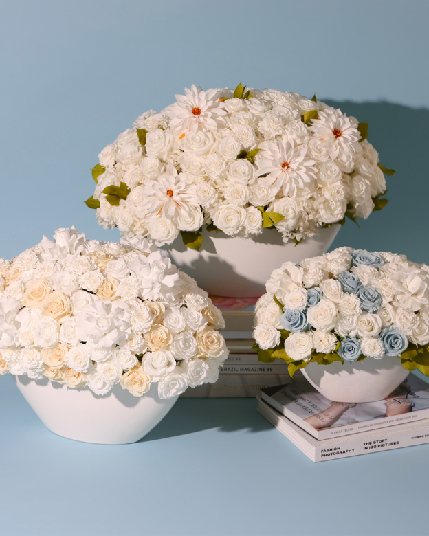 Flora Privé by Eos Blooms: white blooms with blue accents in bowls for a lasting display.