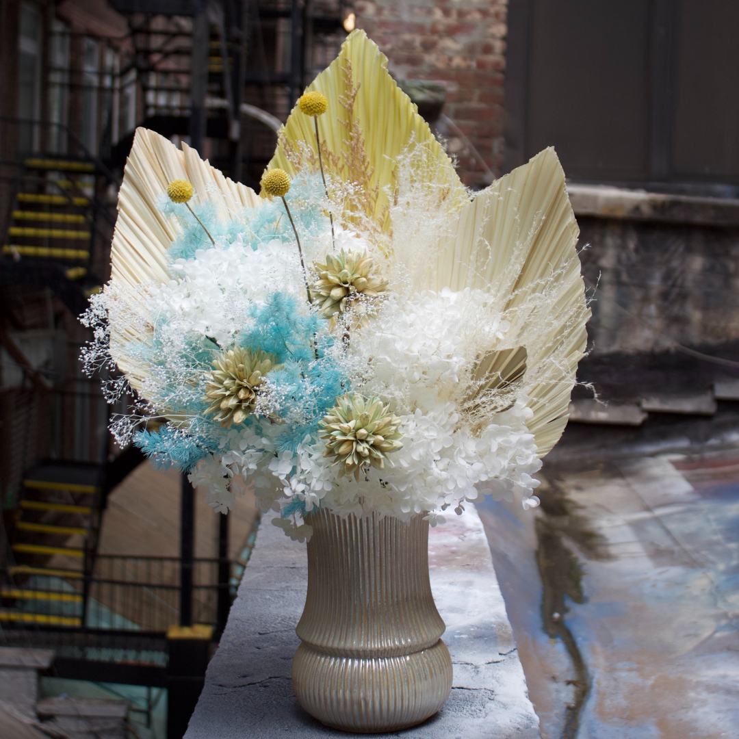 The Calypso by Eos Blooms: preserved flowers with blue accents for your urban balcony.