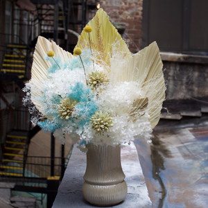 The Calypso by Eos Blooms: preserved flowers with blue accents for your urban balcony.