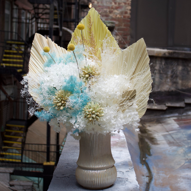 The Calypso by Eos Blooms: preserved flowers with blue accents for your urban balcony.