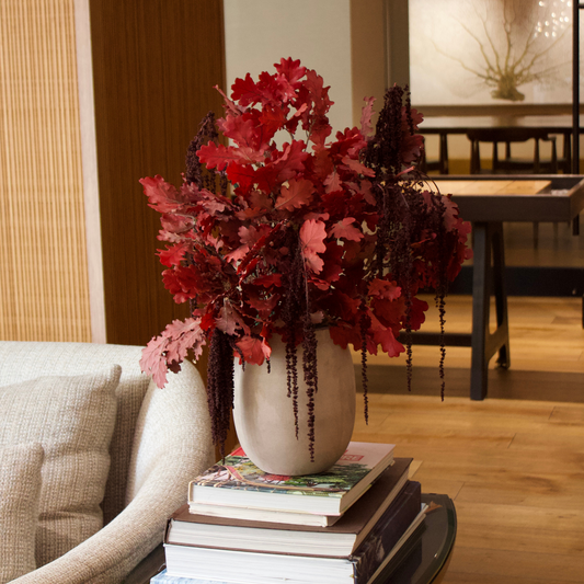 The Castaña by Eos Blooms: preserved oak leaves add cozy charm to your glass table decor.